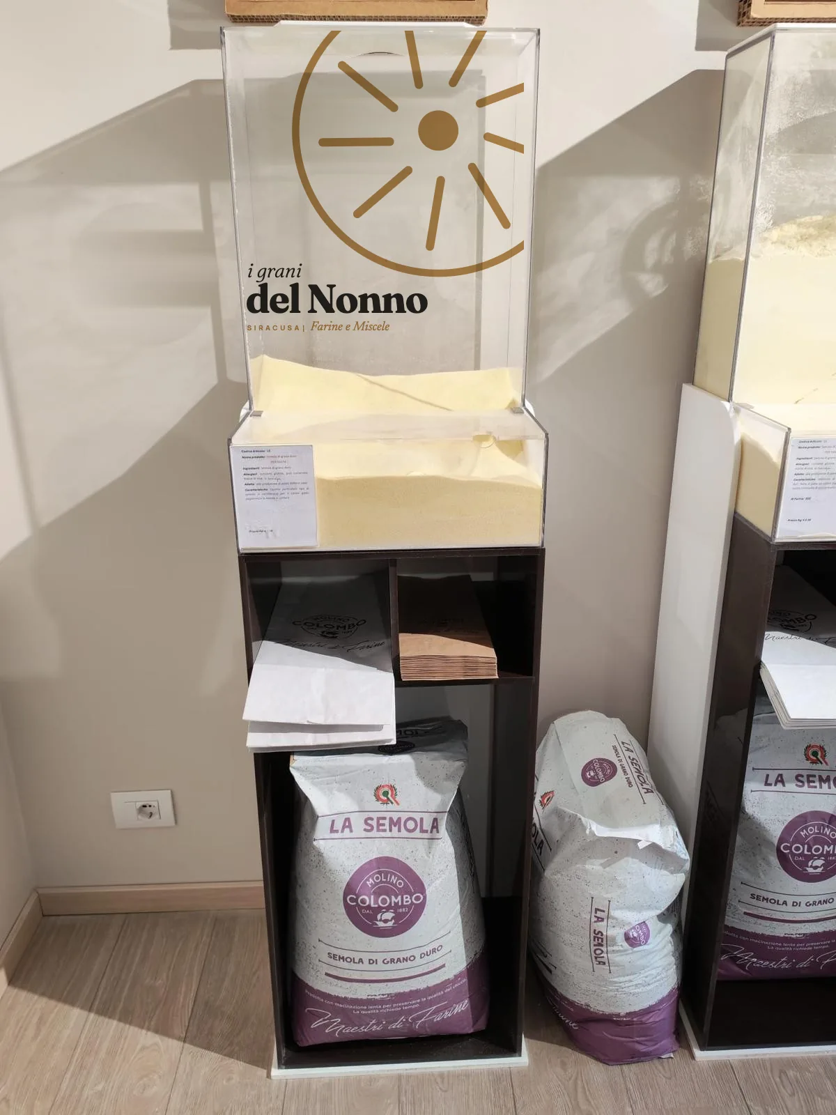 Espositore in negozio con il marchio applicato